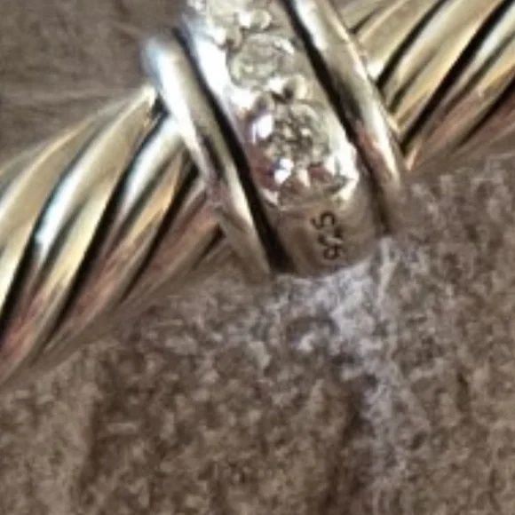 David Yurman Bracelet w/Diamond size Medium
4MM CABLE STATION BRAC DIA 0.068CTW - Picture 2 of 4
